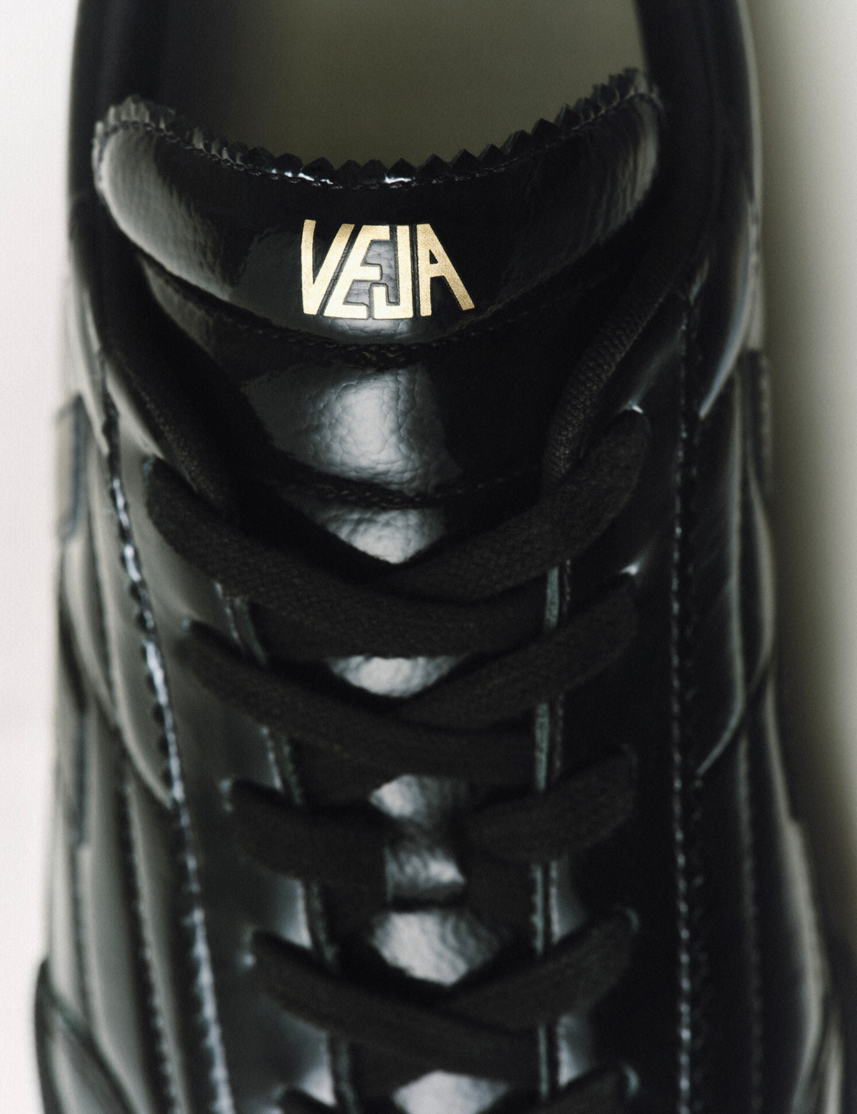 Zapatilla Veja Paneka Patent Leather Black