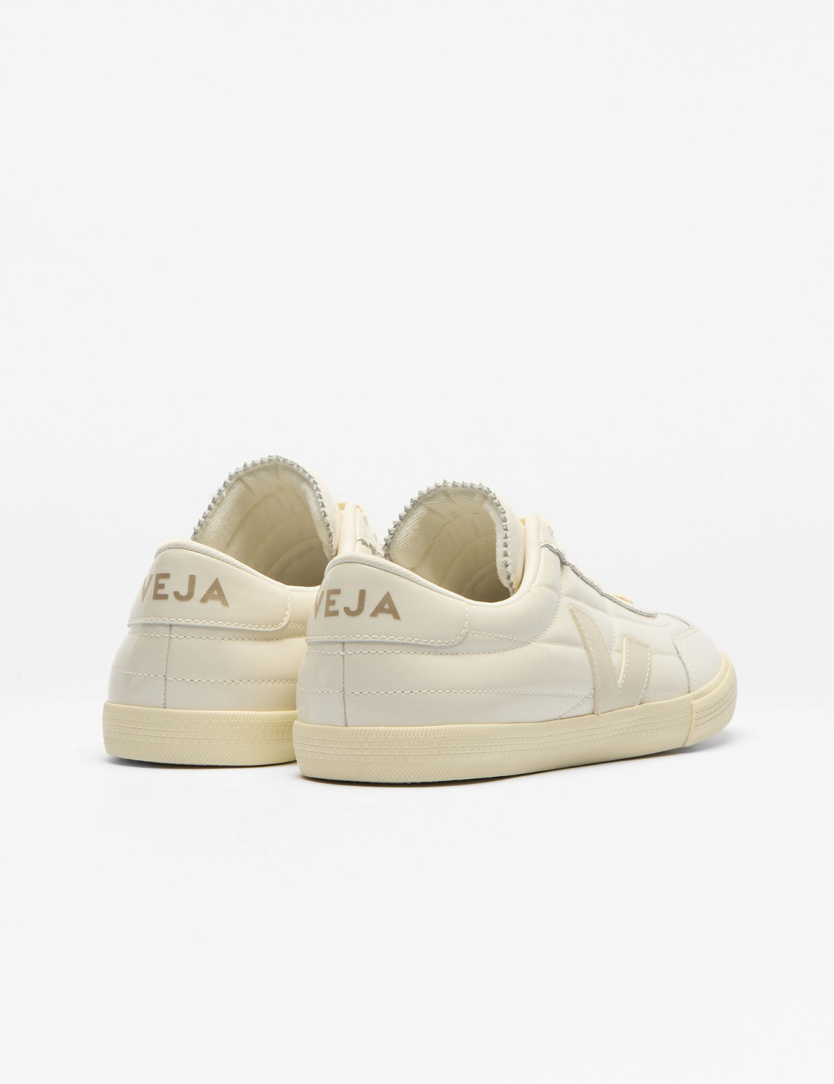 Zapatilla Veja Paneka Patent Leather Off-White Natural