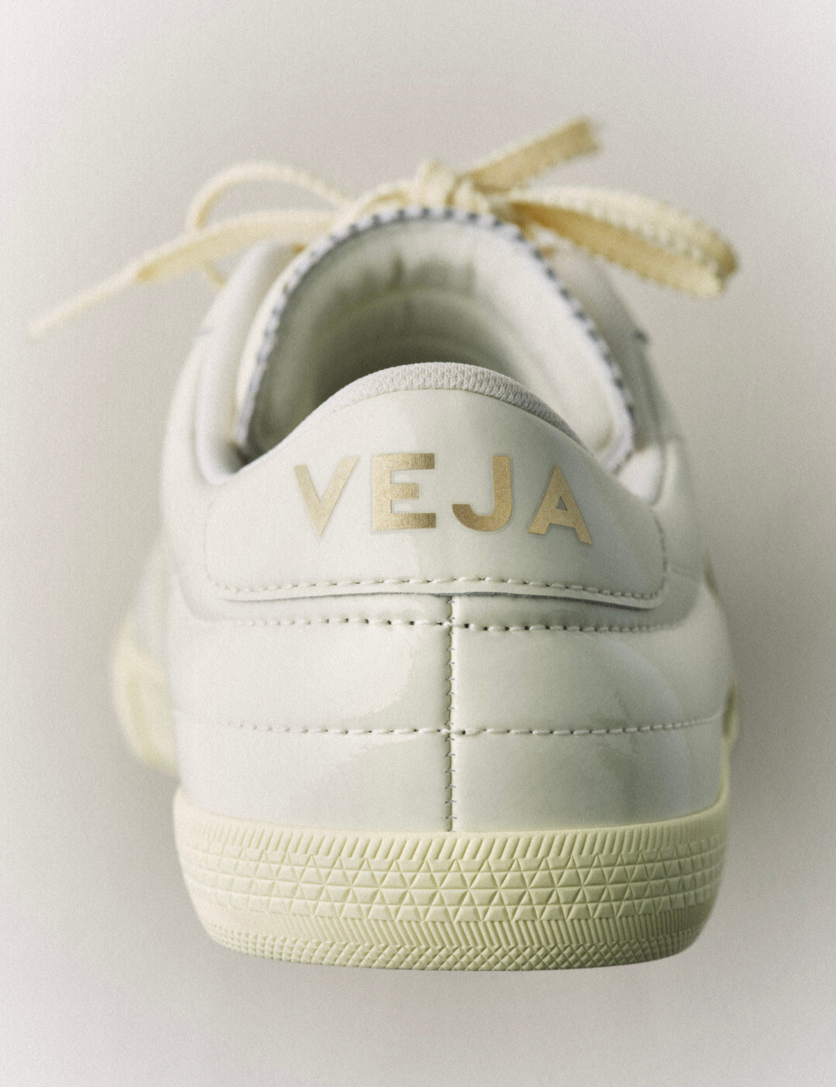 Zapatilla Veja Paneka Patent Leather Off-White Natural