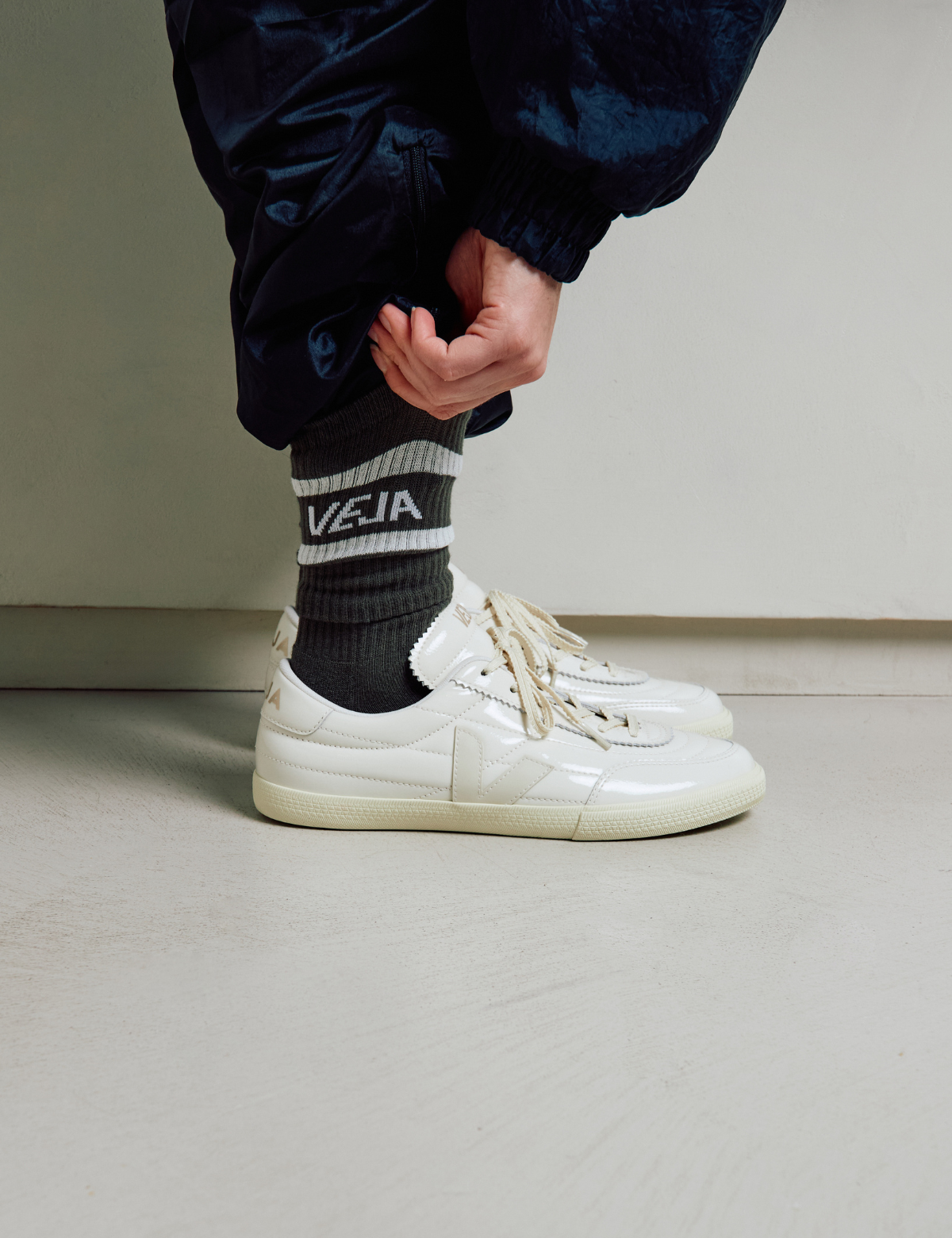 Zapatilla Veja Paneka Patent Leather Off-White Natural