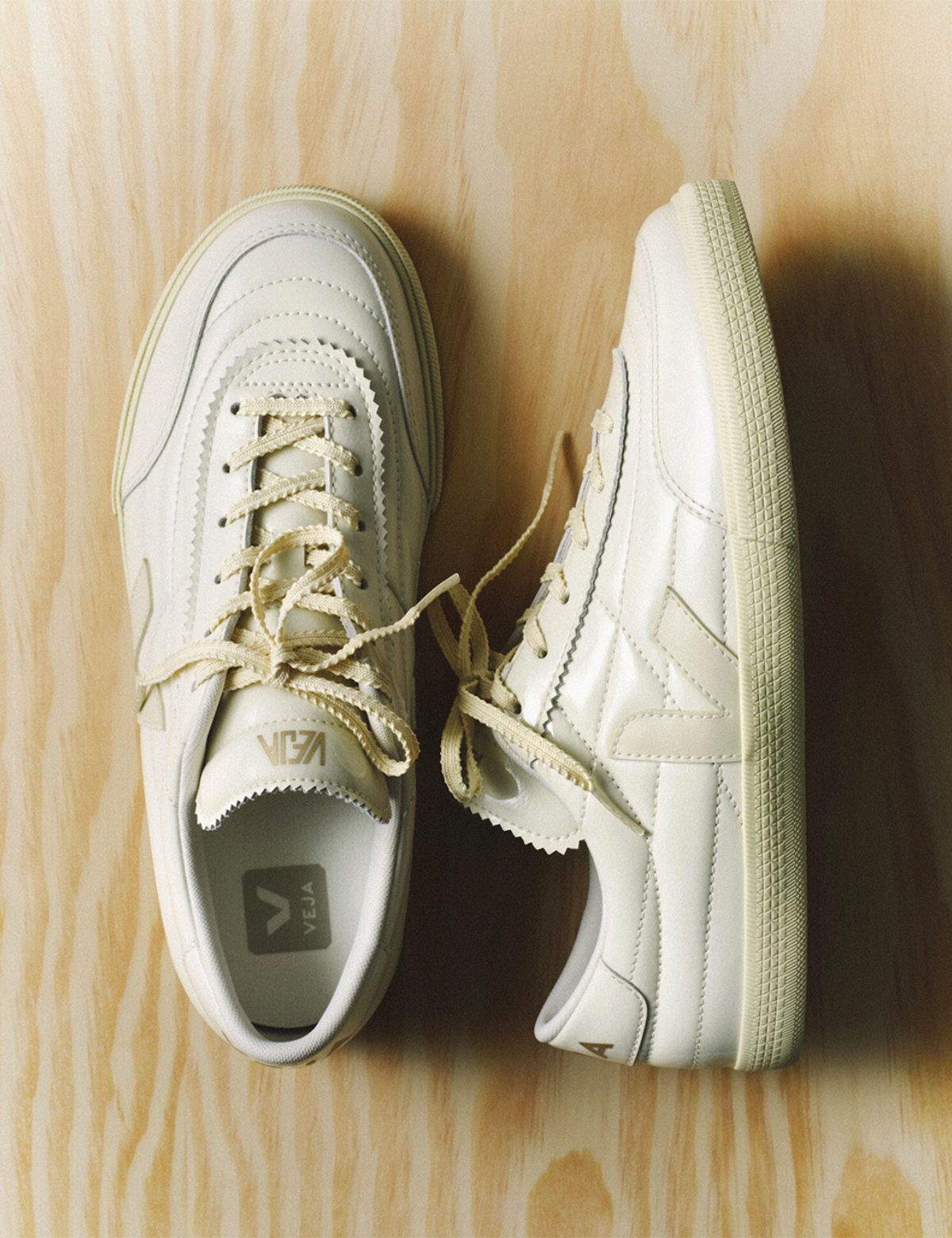 Zapatilla Veja Paneka Patent Leather Off-White Natural