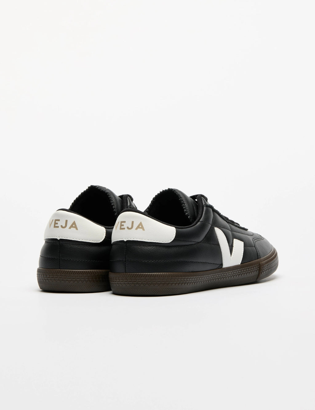 Zapatilla Veja Paneka O.T. Leath Black White